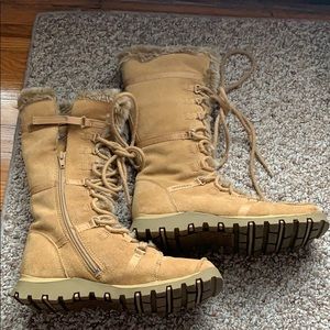 Sketchers lace up boots